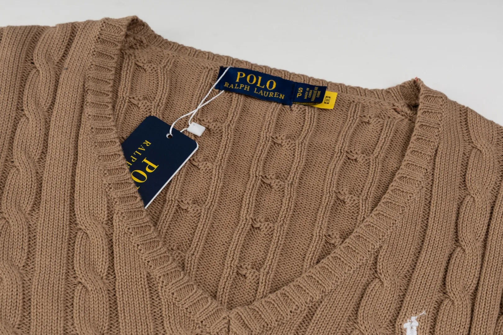 P210 #R90 RALPH LAUREN Thirteen colors of Ralph Lauren classic small label embroidery V-neck pullover cable cardigan sweater women's top, high-density LOGO embroidery on the chest, original customization of tag accessories. Made of pure cotton yarn, pure cotton is skin-friendly and comfortable, small label war horse embroidered twist button V-neck sweater🐎High quality, follow the blogger to learn how to wear it! Let’s buy a Ralph Lauren cable sweater. It’s a super hard-to-find series after it became popular. It’s hard to find one on the official website. It’s simple and practical to wear, with a lazy and loose feel. The thickened fabric has more texture, feels soft and delicate, and has a loose fit. Whether worn alone or layered, you can wear different styles of fashion with just one piece!   Size： Sleeve length: 60/61/62/63
